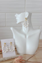 Load image into Gallery viewer, Pearl&#39;s Beaded Earrings in White
